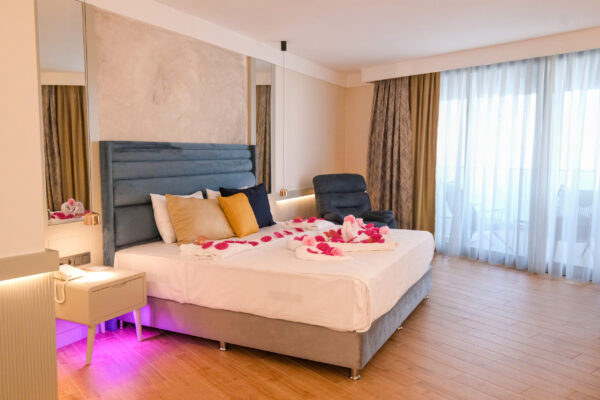 Ada Port Hote-King Suit (1)