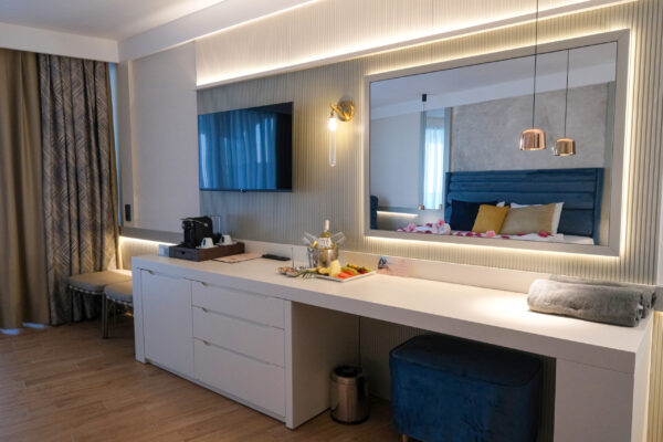 Ada Port Hote-King Suit (2)