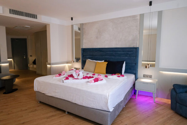 Ada Port Hote-King Suit (4)
