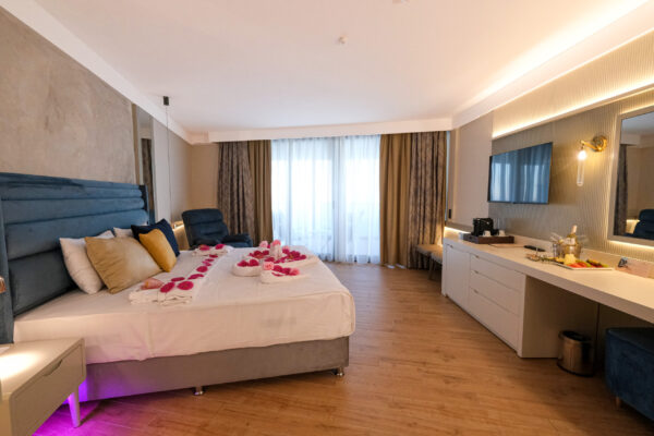 Ada Port Hote-King Suit (8)